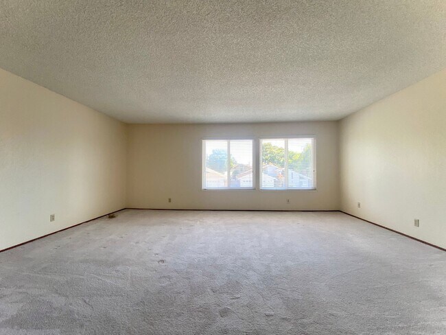 Building Photo - Spacious 4-bedroom home with Bonus Loft located in Union City! – Beautiful Backyard!