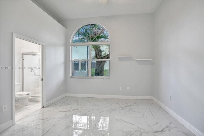 Building Photo - 652 W Palm Aire Dr