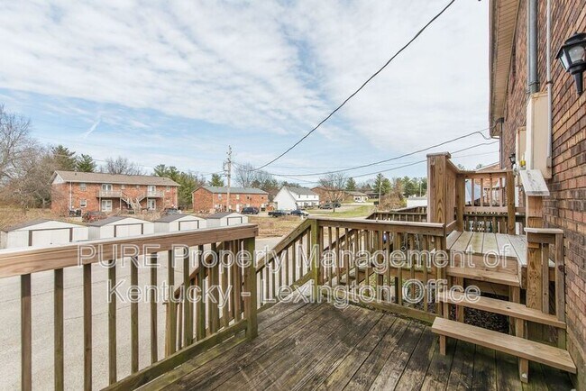 Building Photo - 209 Landings Dr