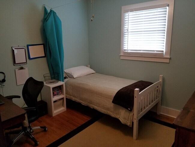 Building Photo - Peaceful and Convenient