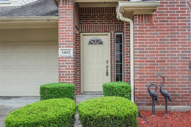 Building Photo - 1602 Village Townhome Dr