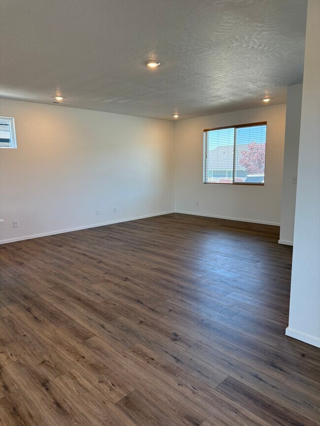 Building Photo - Talon Lane