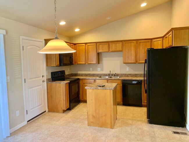 Building Photo - Beautiful 3 Bedroom 2 Bath Ranch-Style Home in West Loveland!