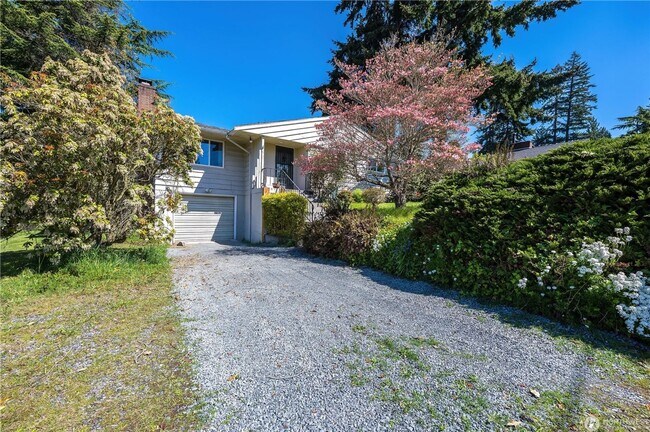 Building Photo - 3 Bedroom 1.75 bathroom home in Mukilteo w...