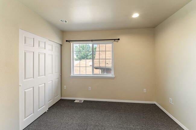 Building Photo - MOVE-IN SPECIAL! $500 plus Security Deposi...