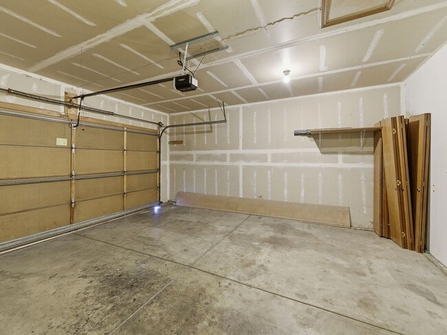 Building Photo - Bright & Spacious 3 Bed Home with Vaulted Ceilings & Fenced Yard AVAILABLE NOW!
