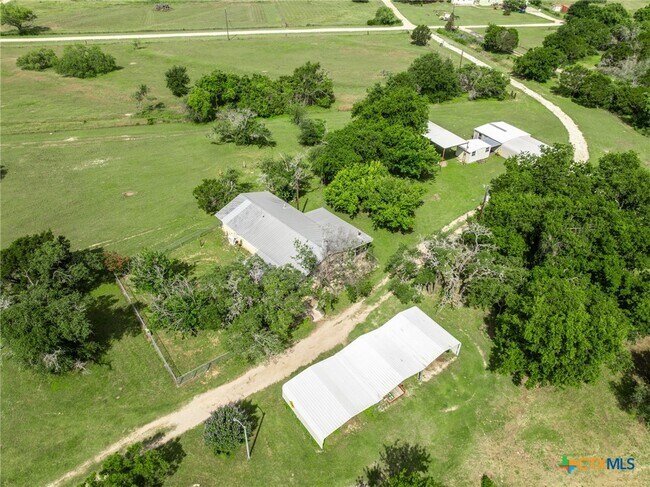 Building Photo - 199 Apache Springs Rd