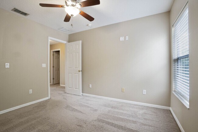 Building Photo - Spacious 4/3 House With 3-Car Garage In Th...