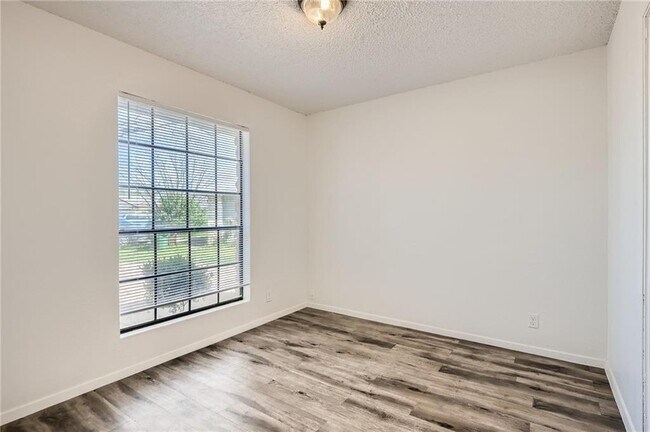 Building Photo - 905 Chisholm Cove