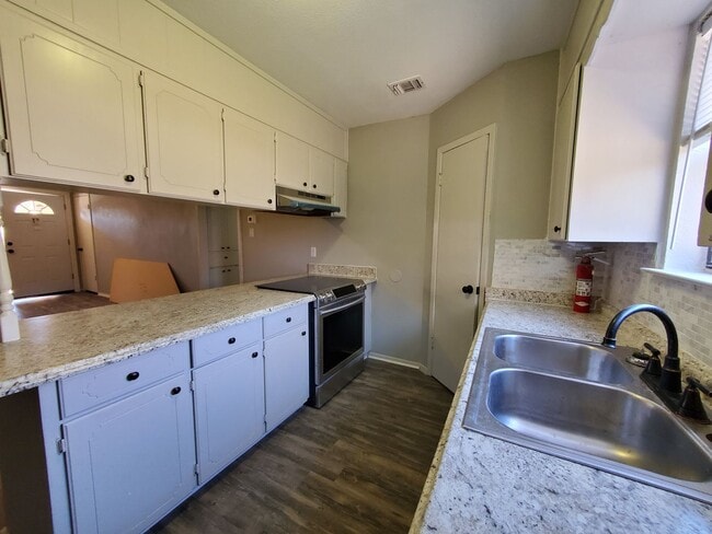 Building Photo - Remodeled 3 bedroom house close to everything on north side!!