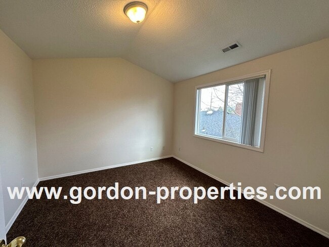 Building Photo - SE 73rd Ave - 3 bedroom townhouse in Mt Sc...