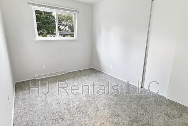 Building Photo - 532 Holiday Ave