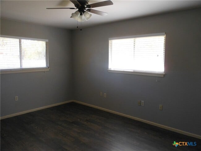 Building Photo - 1441 Robin Ln