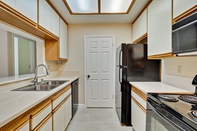 Building Photo - 2/2 Downstairs Unit in Desirable Park Alma...