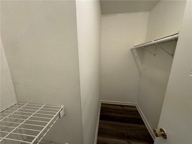 Building Photo - 5971 Robin Hood Ln