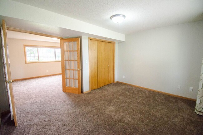 Building Photo - Fantastic NW Rochester home with great updates!