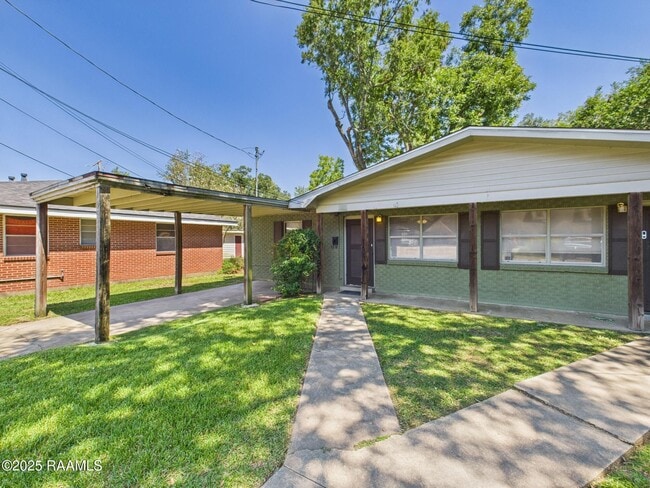 Building Photo - 1618 W St Mary Blvd