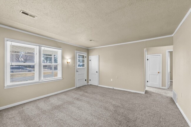 Building Photo - Updated Cozy 2 bedroom House