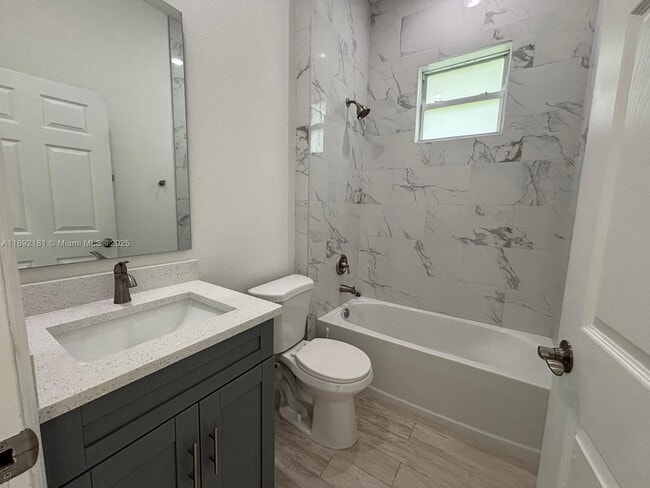 Building Photo - 1018 Maddock St E