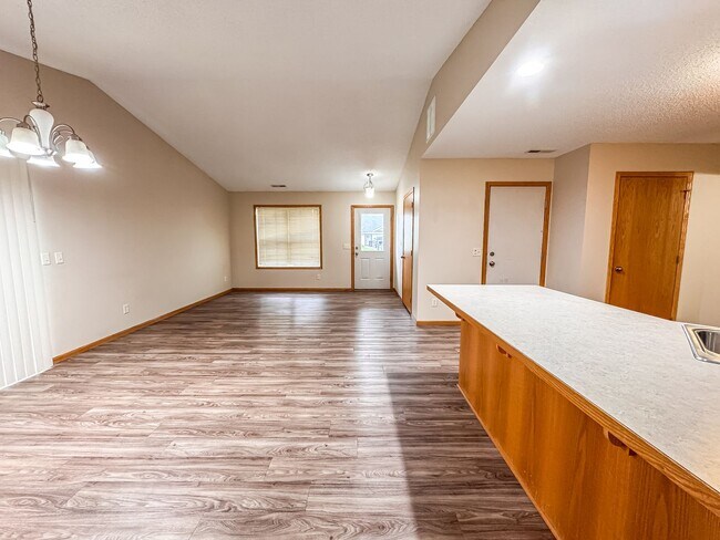 Building Photo - 2 Bedroom, 1 Bath Town Home
