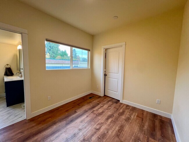 Building Photo - Water Included! Fully Remodeled 1 BD + Loft