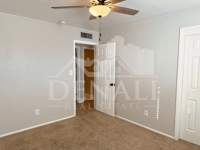 Building Photo - 1220 W Romo Jones St