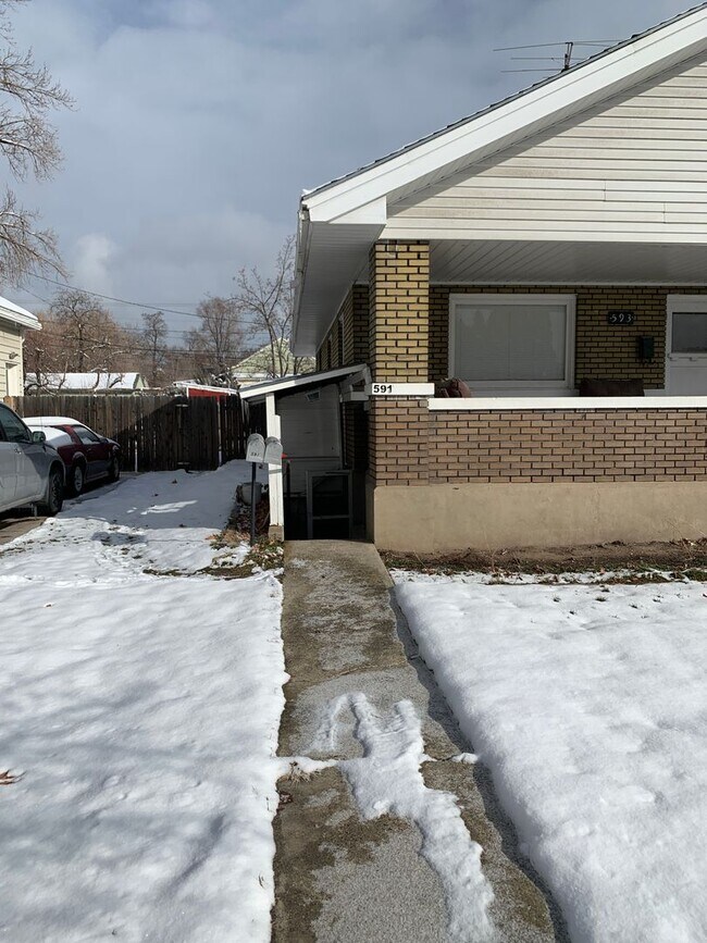 Building Photo - Cute 2 Bed/1 Bath Basement Apartment super...