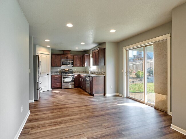 Building Photo - Beautiful 4 bedroom/2.5 Bath Home On Large...