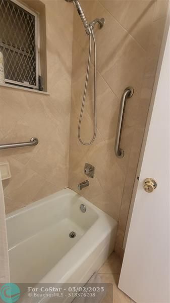 Building Photo - 1252 Club Dr W