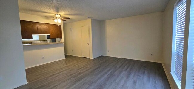 Building Photo - Tour Today! Newly Updated 2/1.5 Townhome i...