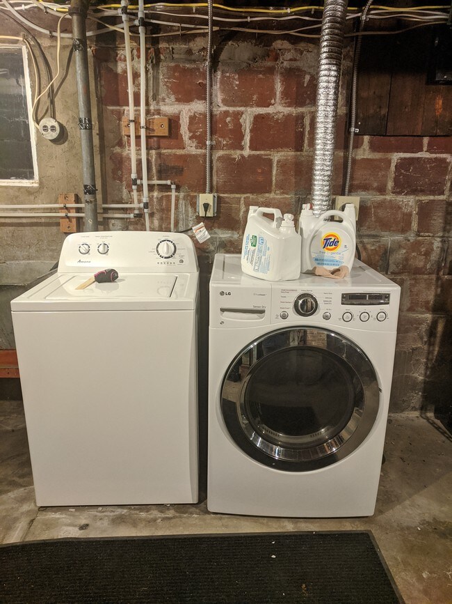 Building Photo - 623 SW Sherman St