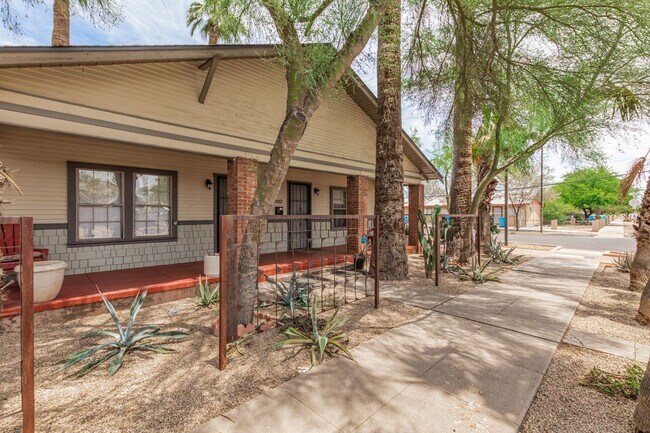 Building Photo - Garfield District 2 Bedroom Townhome | Patio & In-Unit Laundry | Free Rent