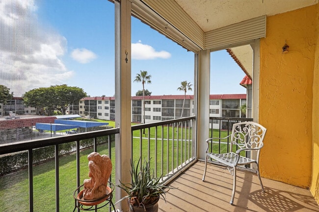 Building Photo - 9410 N Hollybrook Lake Dr