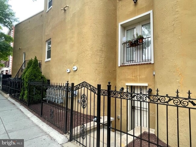 Building Photo - 1033 Park Rd NW