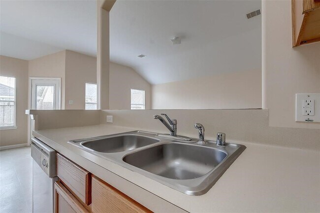 Building Photo - 19726 Cozy Cabbin Dr