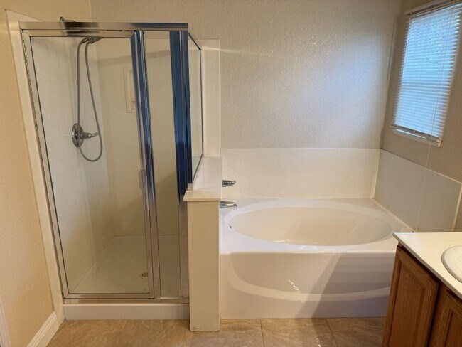 Building Photo - Modern 4 Bedroom w/ Loft Stonegate Area Vacaville *Star Rentals