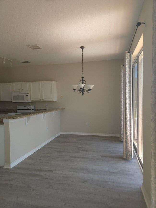 Building Photo - 102 Monroe Cir