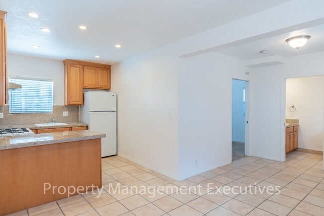Building Photo - 1 Bedroom, 1 Bath Duplex Apartment with Storage