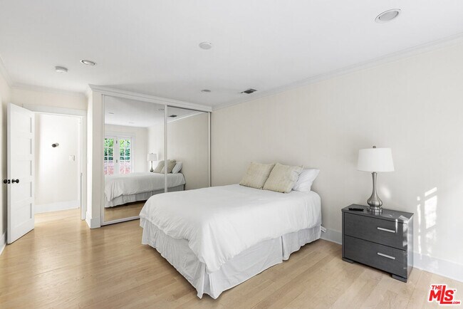 Building Photo - 9520 Gloaming Dr