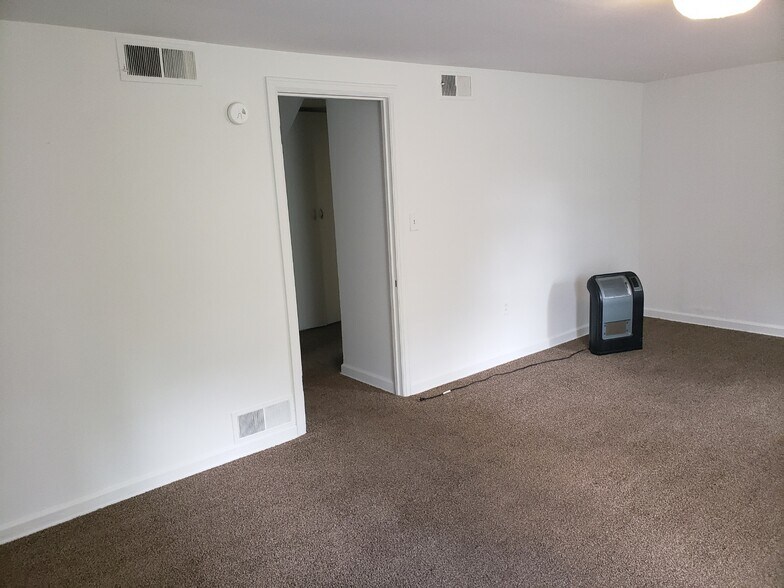 Building Photo - 323 5th St