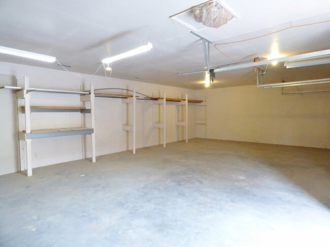 Building Photo - Remodeled 4 Bd Home with 23'x35' Heated Wo...