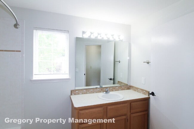 Building Photo - 2000 Village Green Dr