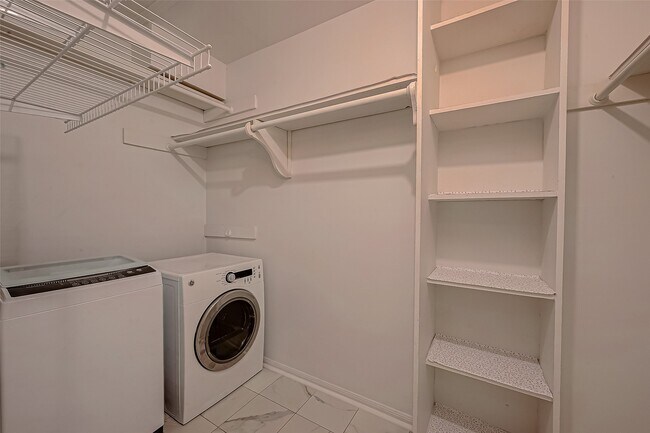 Building Photo - 642 S Ripple Creek Dr