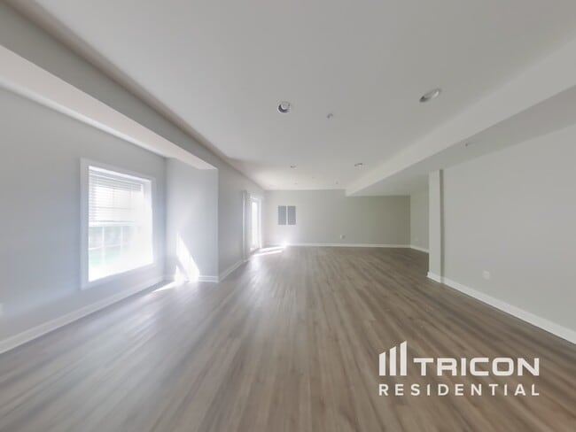 Building Photo - 15605 Sir Edwards Dr
