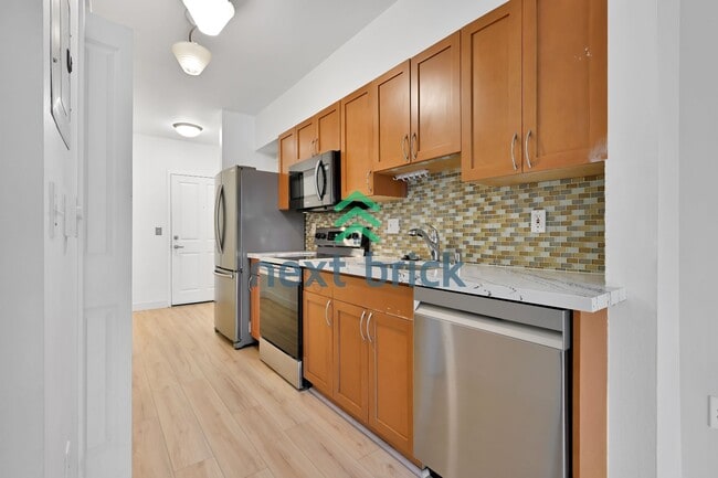 Building Photo - Charming Studio Condo in the Heart of Bellevue – Perfectly Cozy 422 Sq Ft Space!