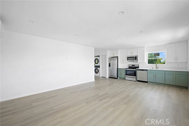 Building Photo - 842 E Cypress Ave