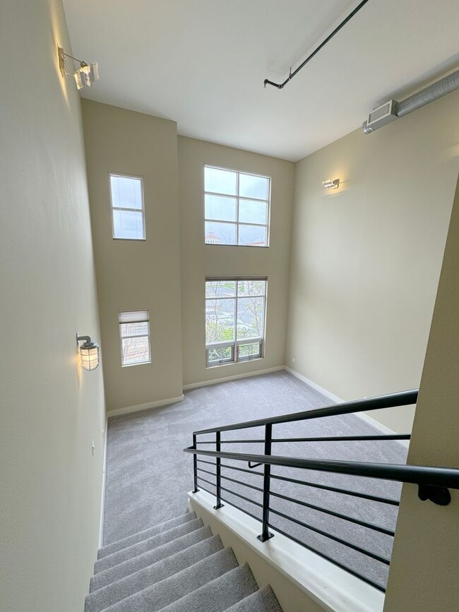 Building Photo - Live & Work Industrial Art Loft with Two C...