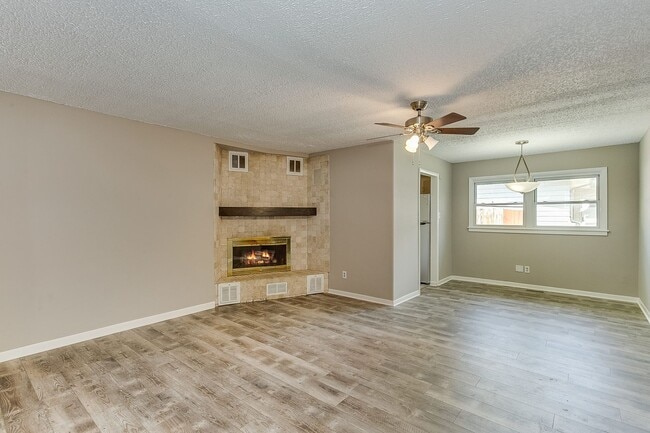 Building Photo - 545 Riverview Ave