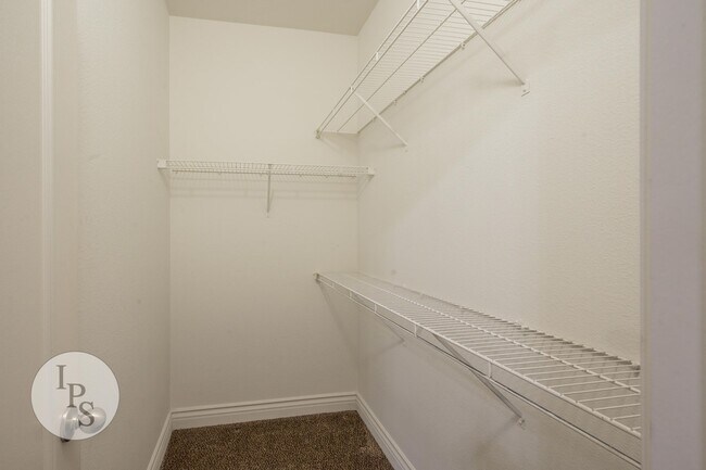 Building Photo - North West Fresno Modern/Updated Home, 3BR/2BA, Built 2004 - Lots of Amenities!