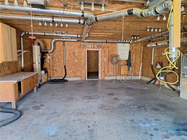 Building Photo - 3 Bedroom Home w/ Workshop and Fenced Yard